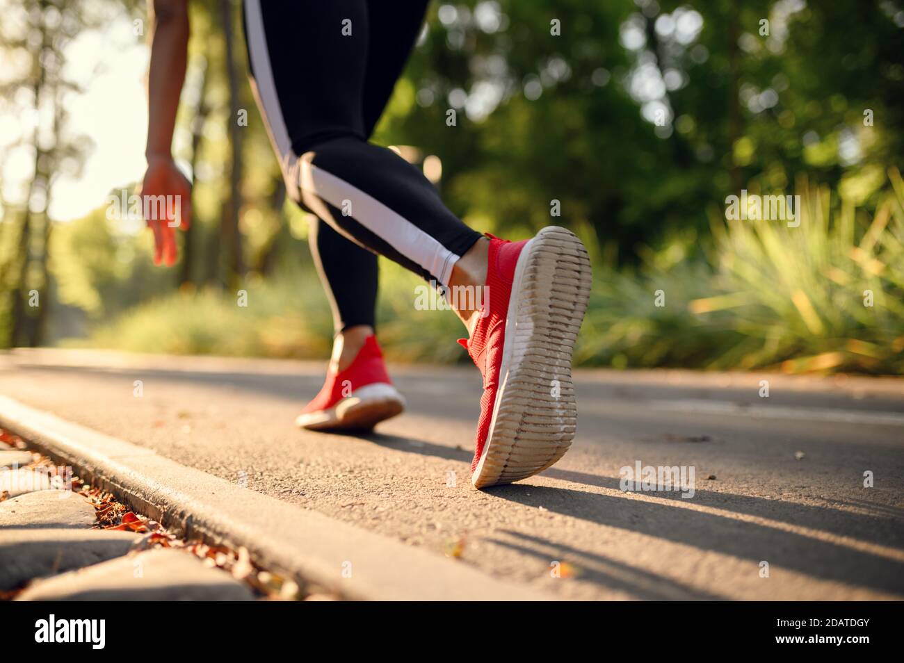 Entrenamiento en parque, mujer en ropa deportiva en pasarela Fotografía de  stock - Alamy