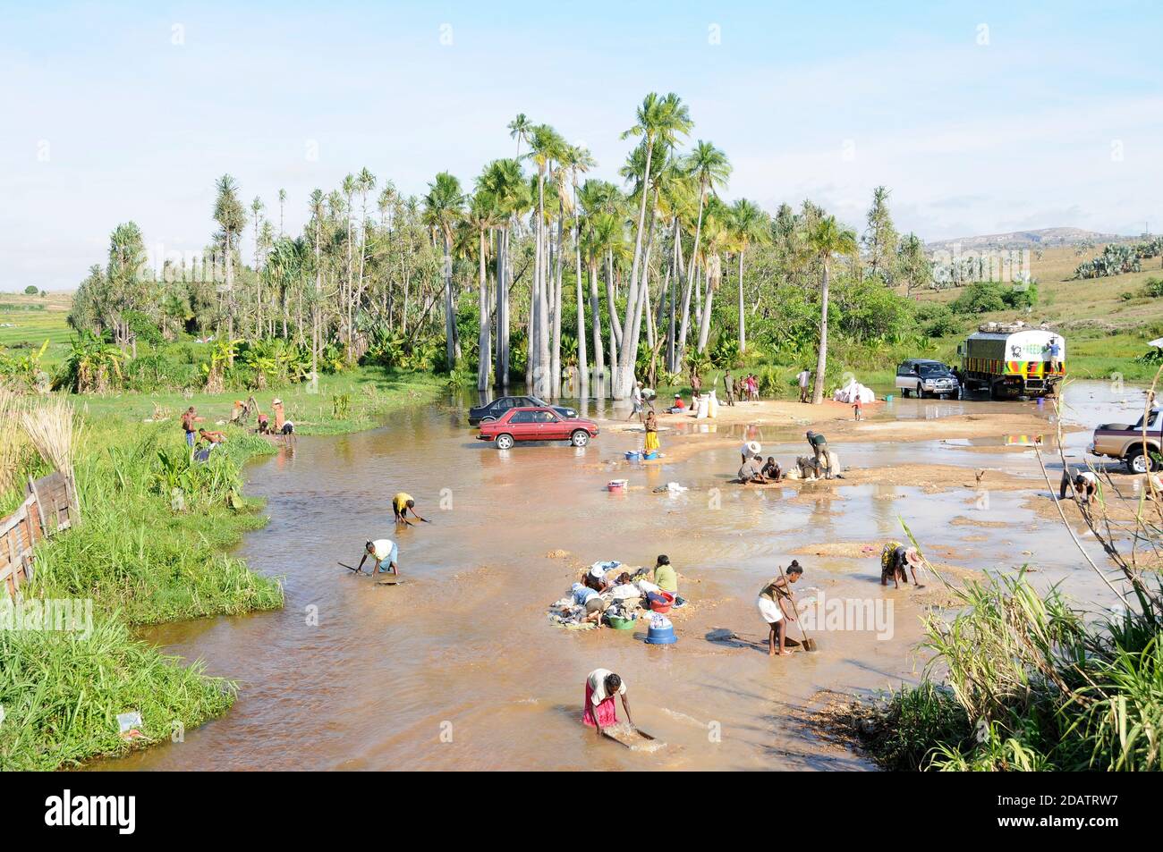 Mineros que utilizan agua de río para separar los zafiros de la grava han extraído de pozos que rodean la ciudad de Ilakaka, Madagascar Foto de stock