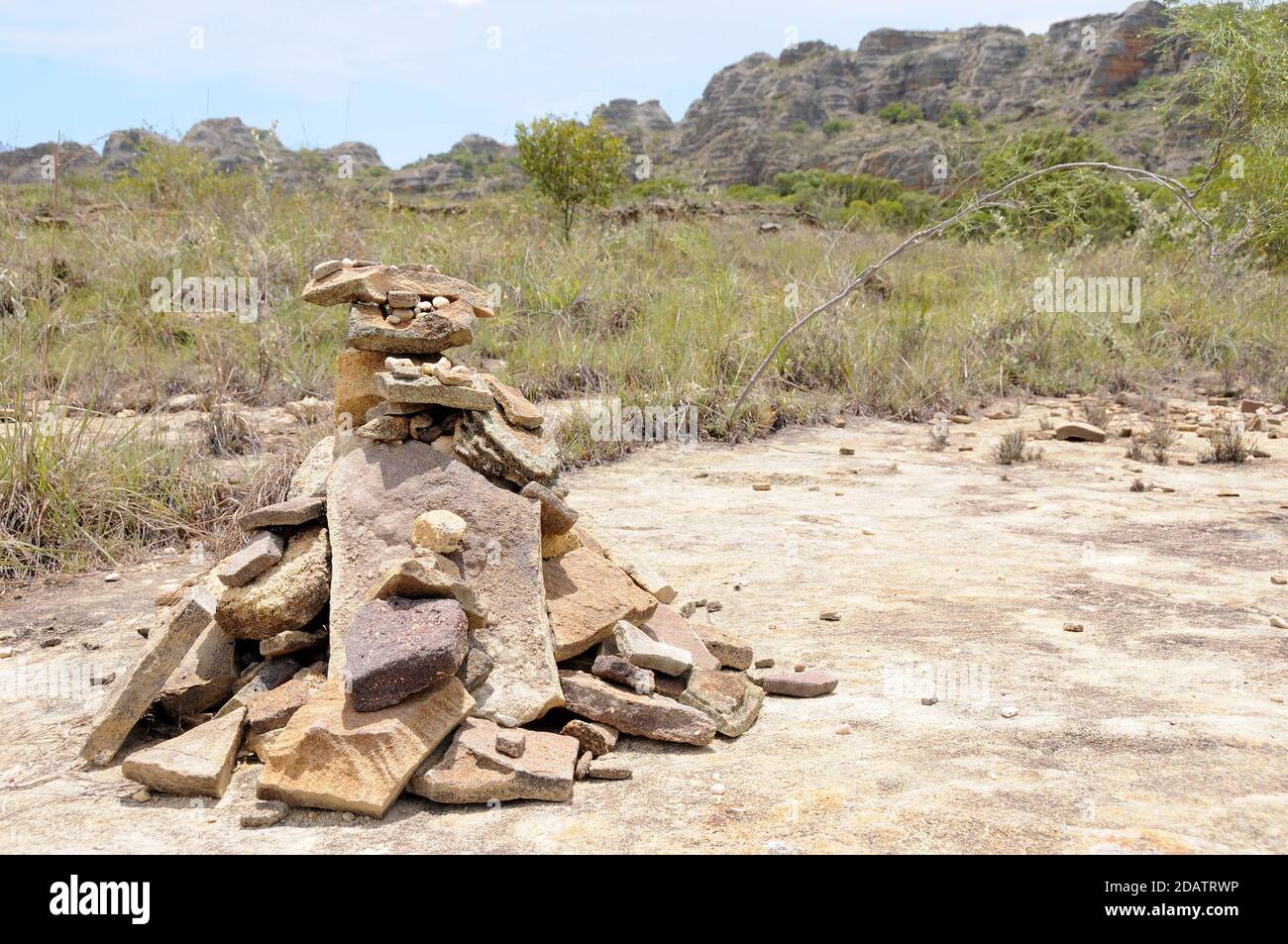 cairn de rocas en el Parque Nacional de Isalo, Madagascar Foto de stock