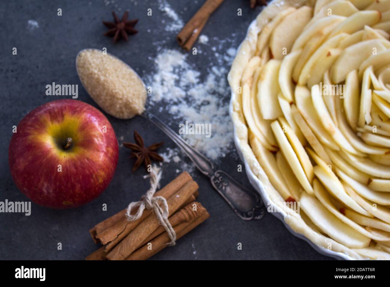 Tarta de manzana. Hermosos artículos de pastelería decorados en una mesa. Deliciosas tortas foto de la vista superior. Ideas de menú de Navidad. Foto de estilo rústico. Foto de stock