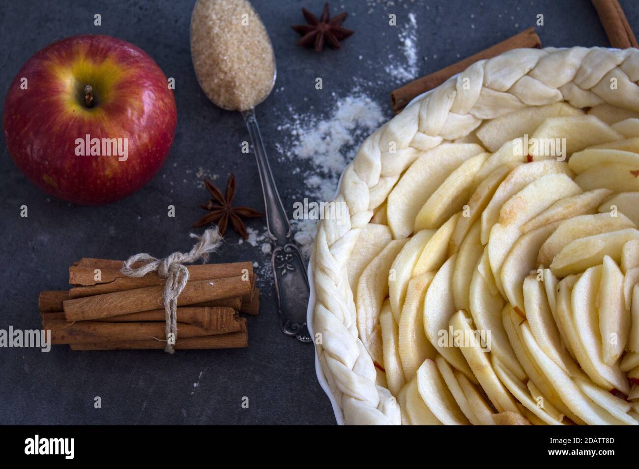 Tarta de manzana. Hermosos artículos de pastelería decorados en una mesa. Deliciosas tortas foto de la vista superior. Ideas de menú de Navidad. Foto de estilo rústico. Foto de stock