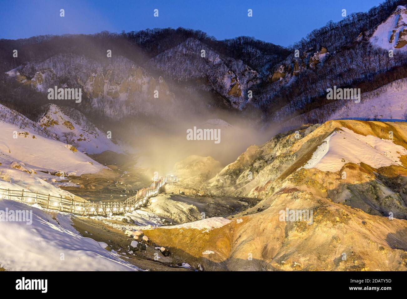 Noboribetsu, Hokkaido, Japón aguas termales paisaje durante el invierno. Foto de stock