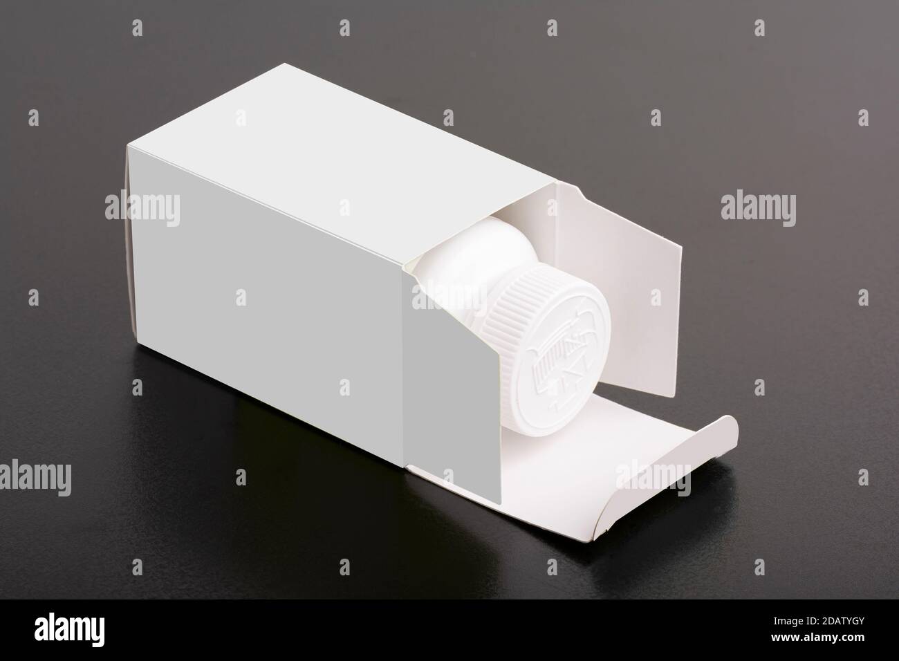 Paquete de suplementos dietéticos con botella interior sobre fondo