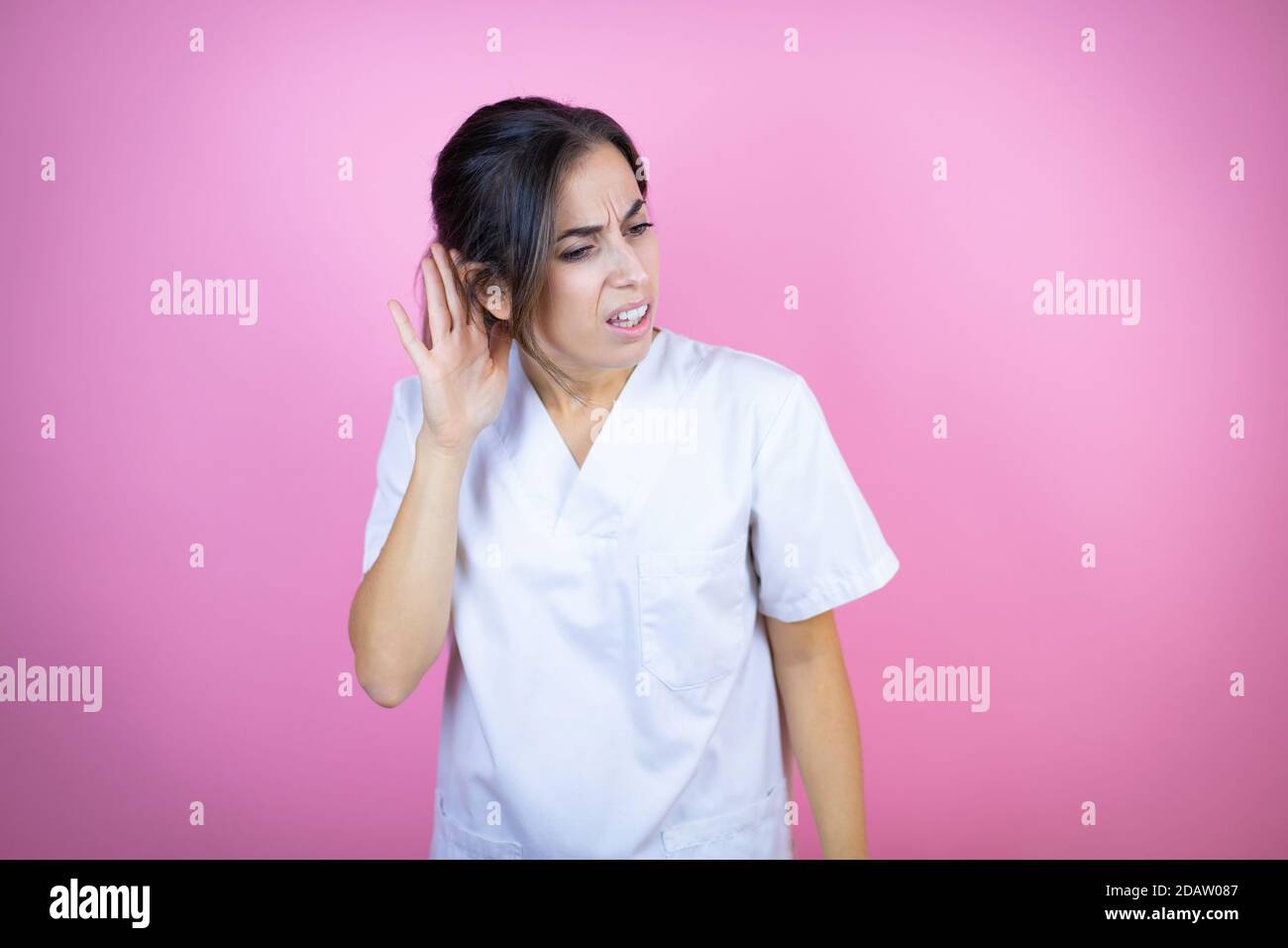 Joven morena chica del doctor que usa el uniforme de enfermera o