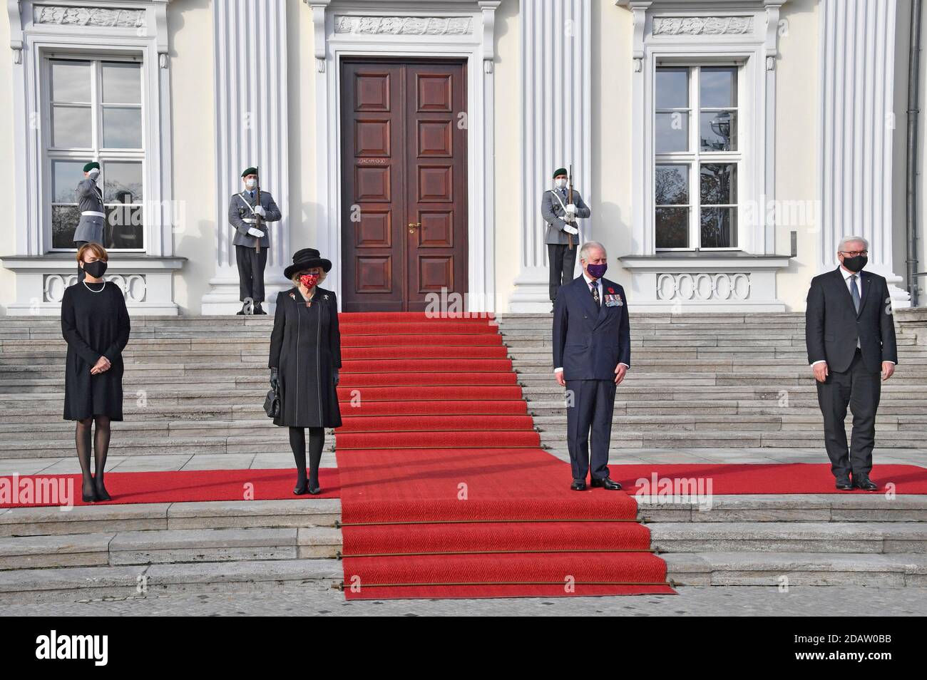 Berlín, Alemania. 15 de noviembre de 2020. Primera Dama Elke Büdenbender, Camilla, Duquesa de Cornwall, Charles, Príncipe de Gales y Presidente Federal Frank-Walter Steinmeier en la recepción en el Presidente Federal de Alemania en Bellevue Palace el 15 de noviembre de 2020 en Berlín, Alemania crédito: Geisler-Fotopress GmbH/Alamy Live News Foto de stock