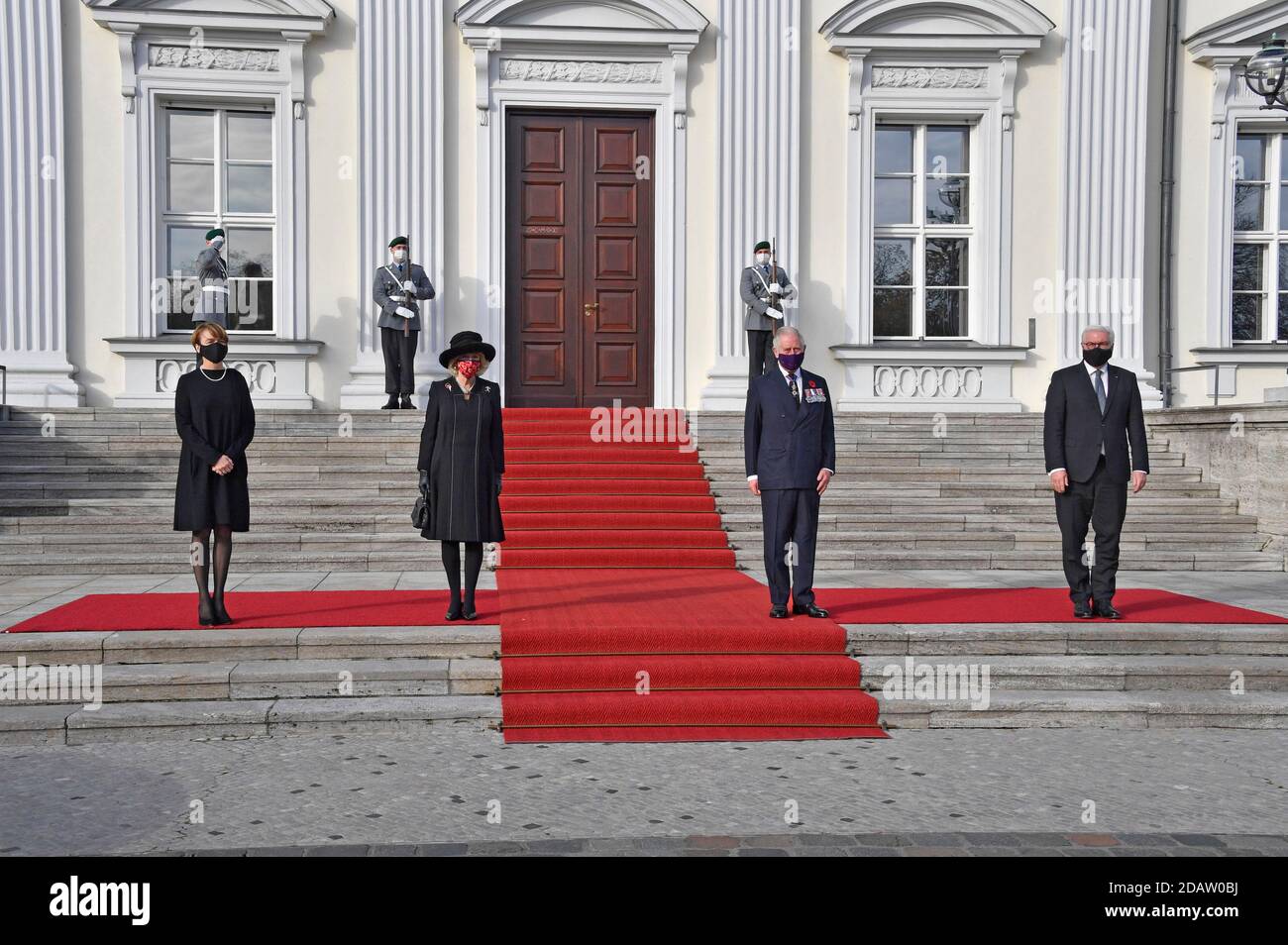 Berlín, Alemania. 15 de noviembre de 2020. Primera Dama Elke Büdenbender, Camilla, Duquesa de Cornwall, Charles, Príncipe de Gales y Presidente Federal Frank-Walter Steinmeier en la recepción en el Presidente Federal de Alemania en Bellevue Palace el 15 de noviembre de 2020 en Berlín, Alemania crédito: Geisler-Fotopress GmbH/Alamy Live News Foto de stock