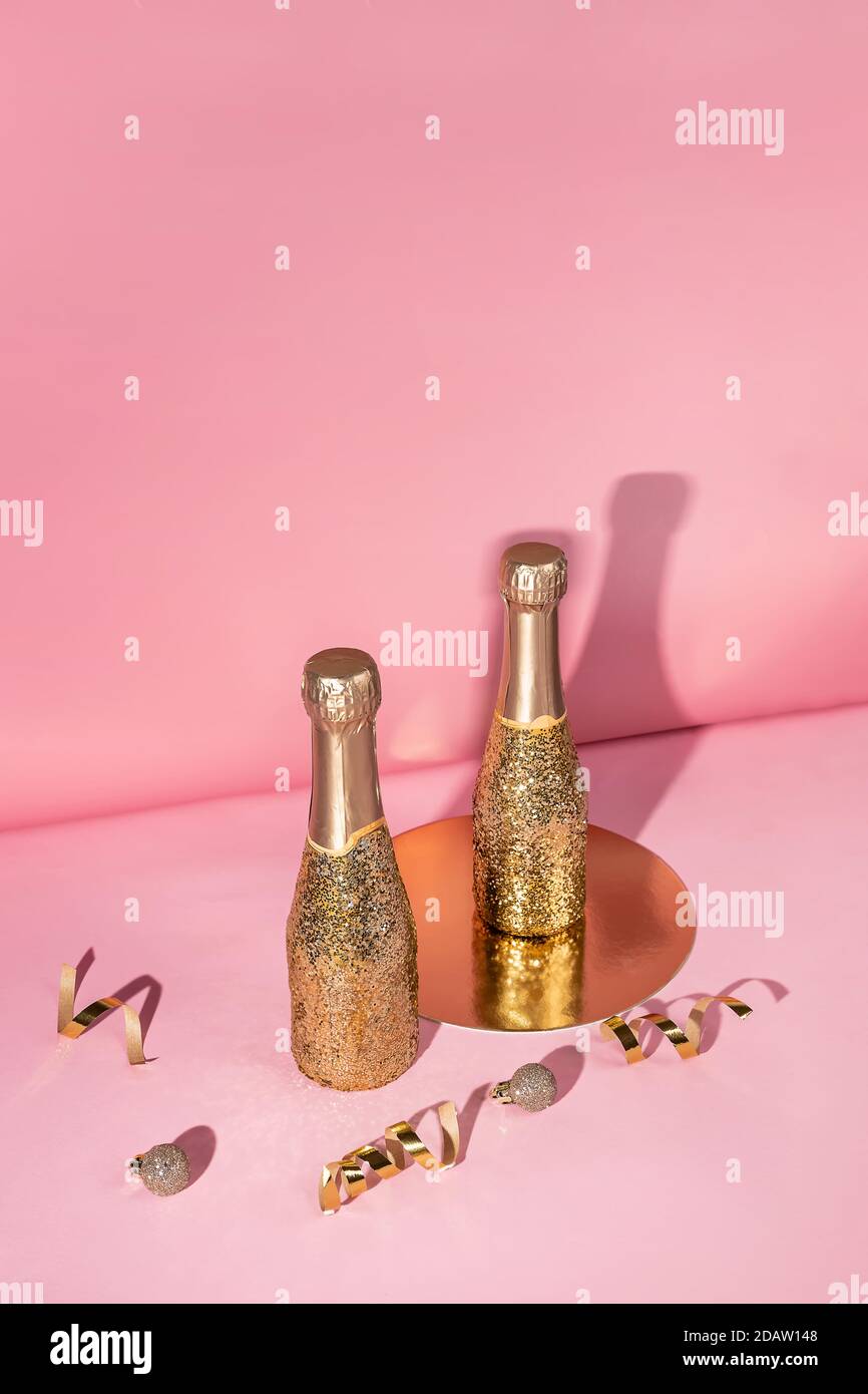 Mini champagne bottles fotografías e imágenes de alta resolución - Alamy