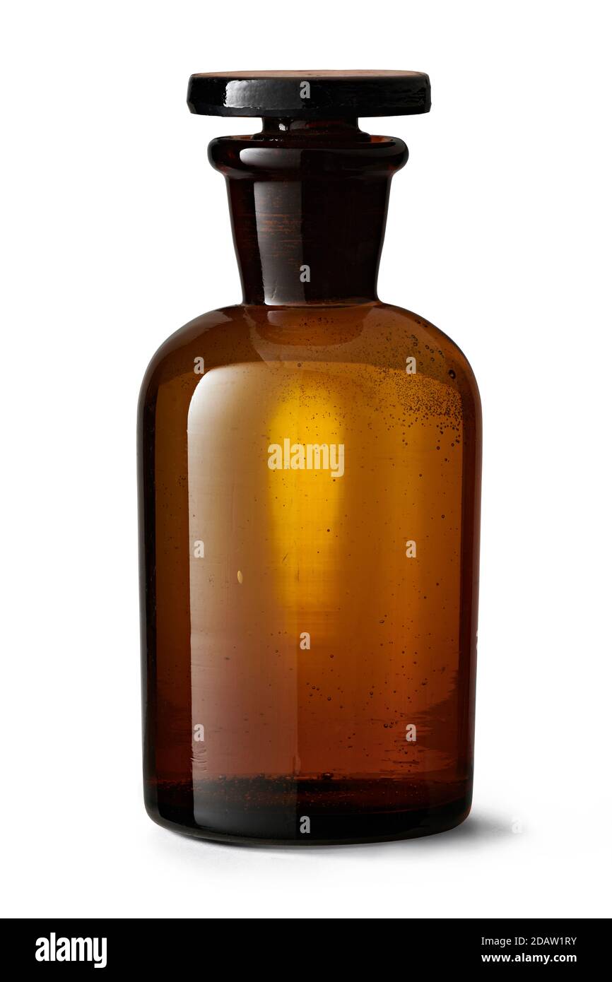 Botella de vidrio de medicina antigua con tapón. Foto de stock