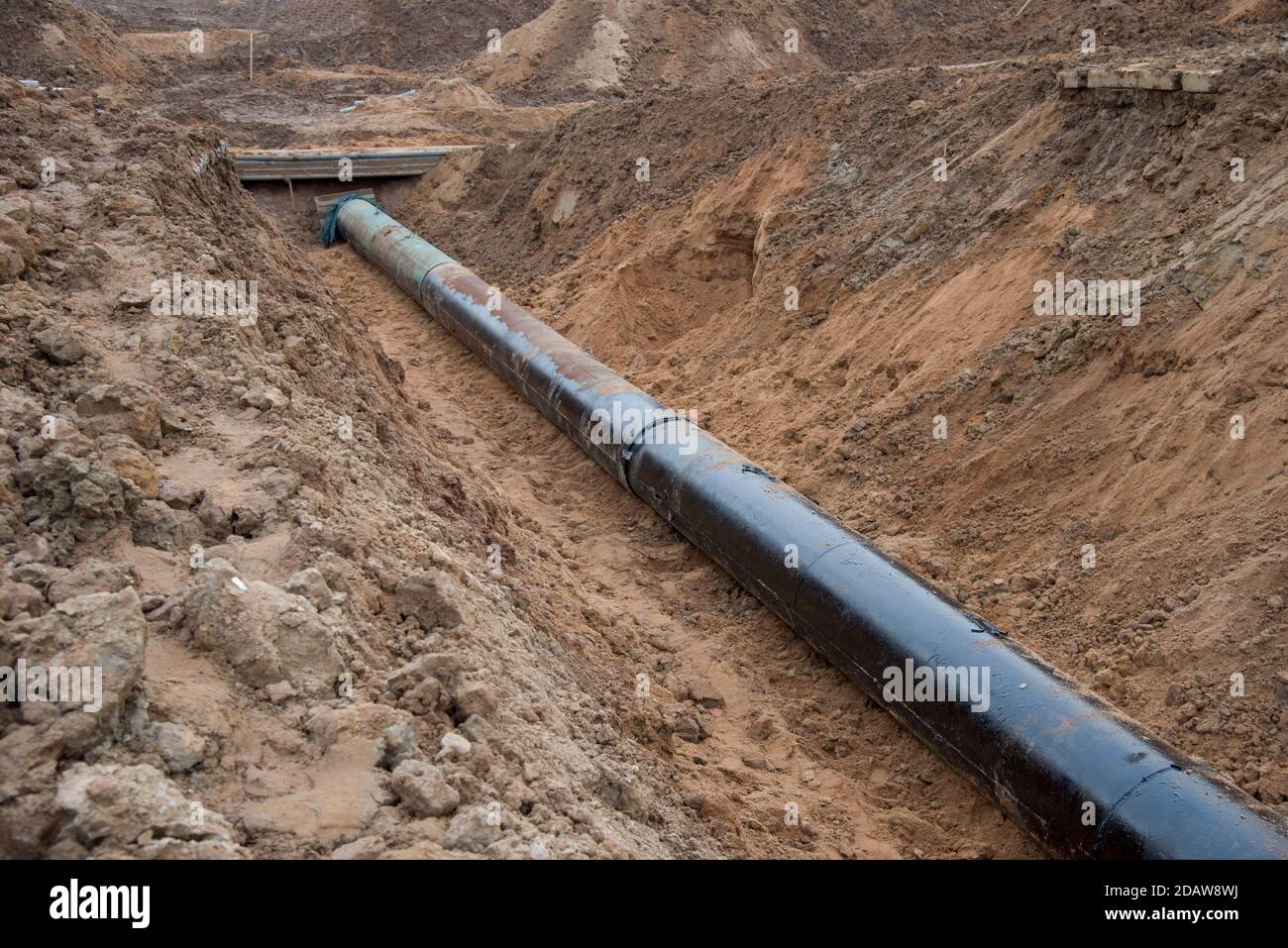 Tuberías de alcantarillado para instalar un sistema de alcantarillado  externo en un sitio de construcción. Sistema de drenaje sanitario para un  edificio de varios pisos. Infraestructura civil PIP Fotografía de stock -