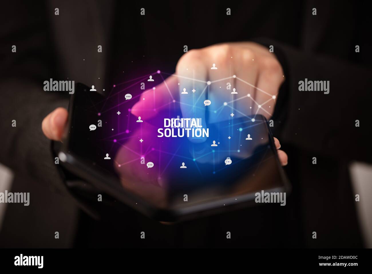 Empresario sosteniendo un smartphone plegable con solución digital inscripción, nuevo concepto tecnológico Foto de stock
