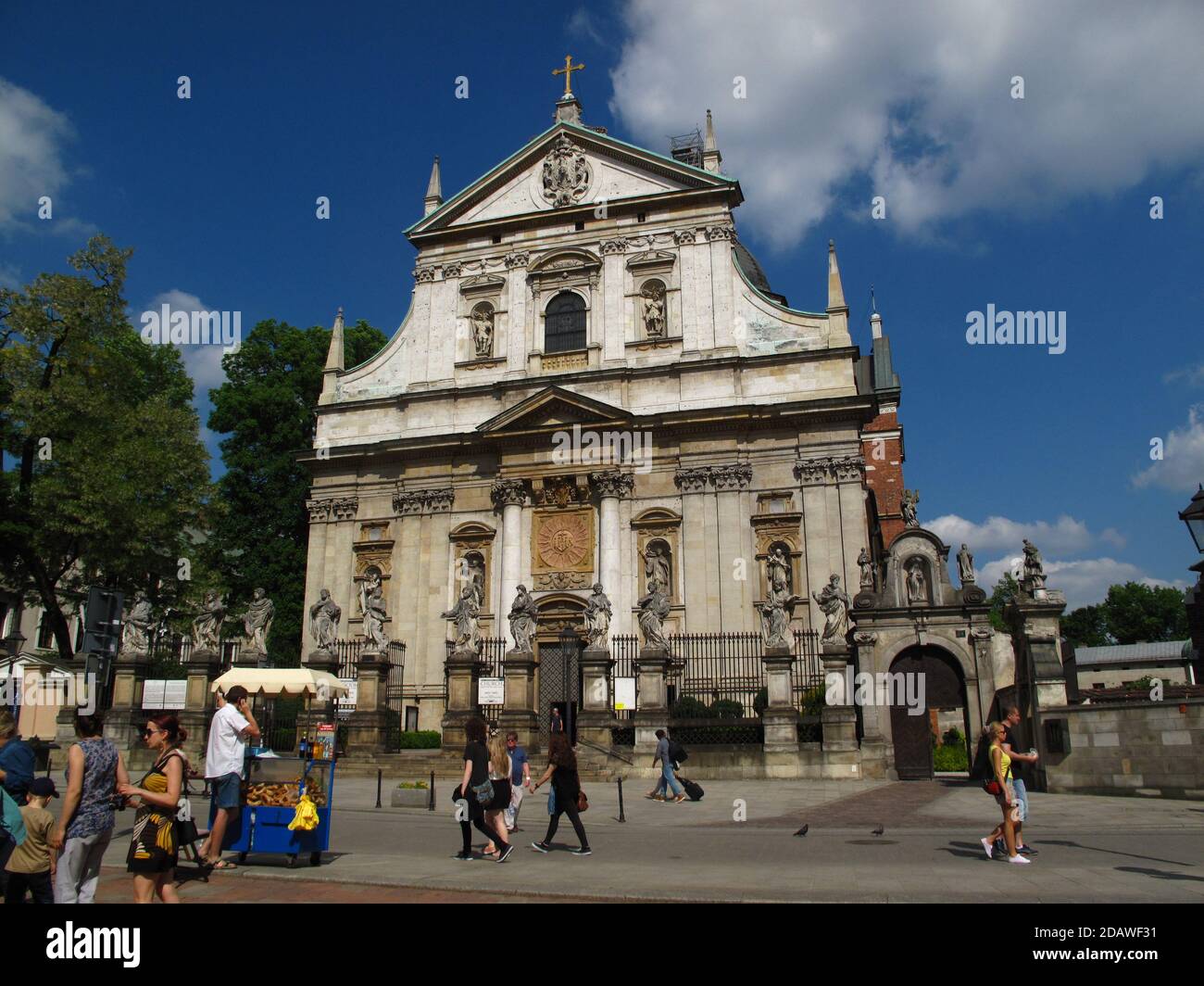 Fila de estatuas de 12 Apóstoles en los pilares y. Puerta de entrada frente  a la iglesia de San Pedro y.. Paul en la calle Grodzka Fotografía de stock  - Alamy