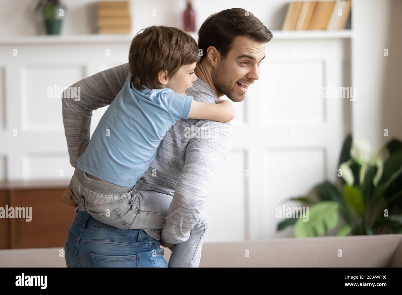 Cerca de padre amoroso pijo detrás adorable hijo, pasándose bien Fotografía  de stock - Alamy