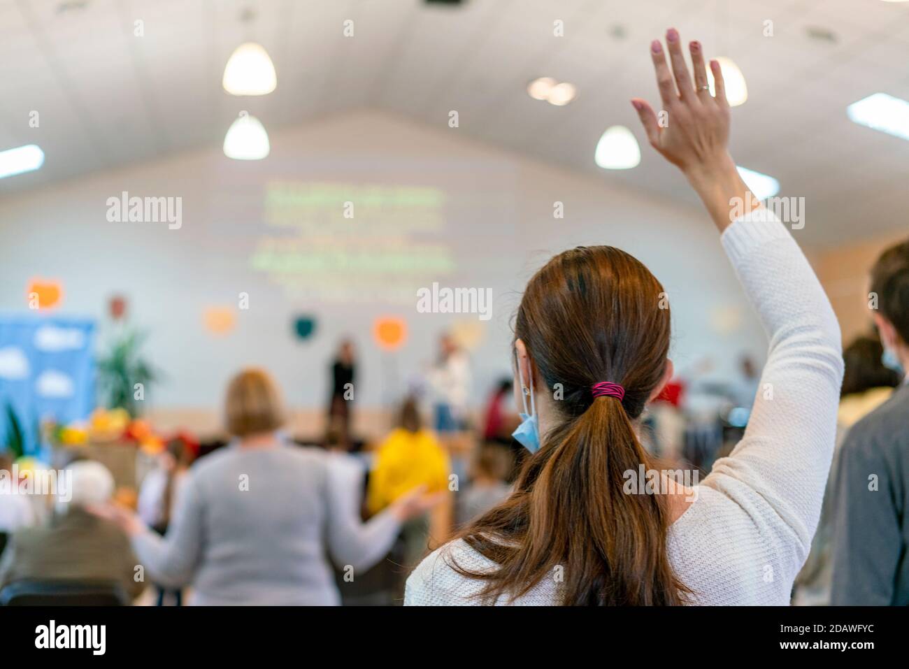 Gente orando en una iglesia. Enfoque suave del grupo de personas cristianas  levanta las manos para adorar a Dios Jesucristo juntos en la iglesia.  Enfoque seleccionado Fotografía de stock - Alamy