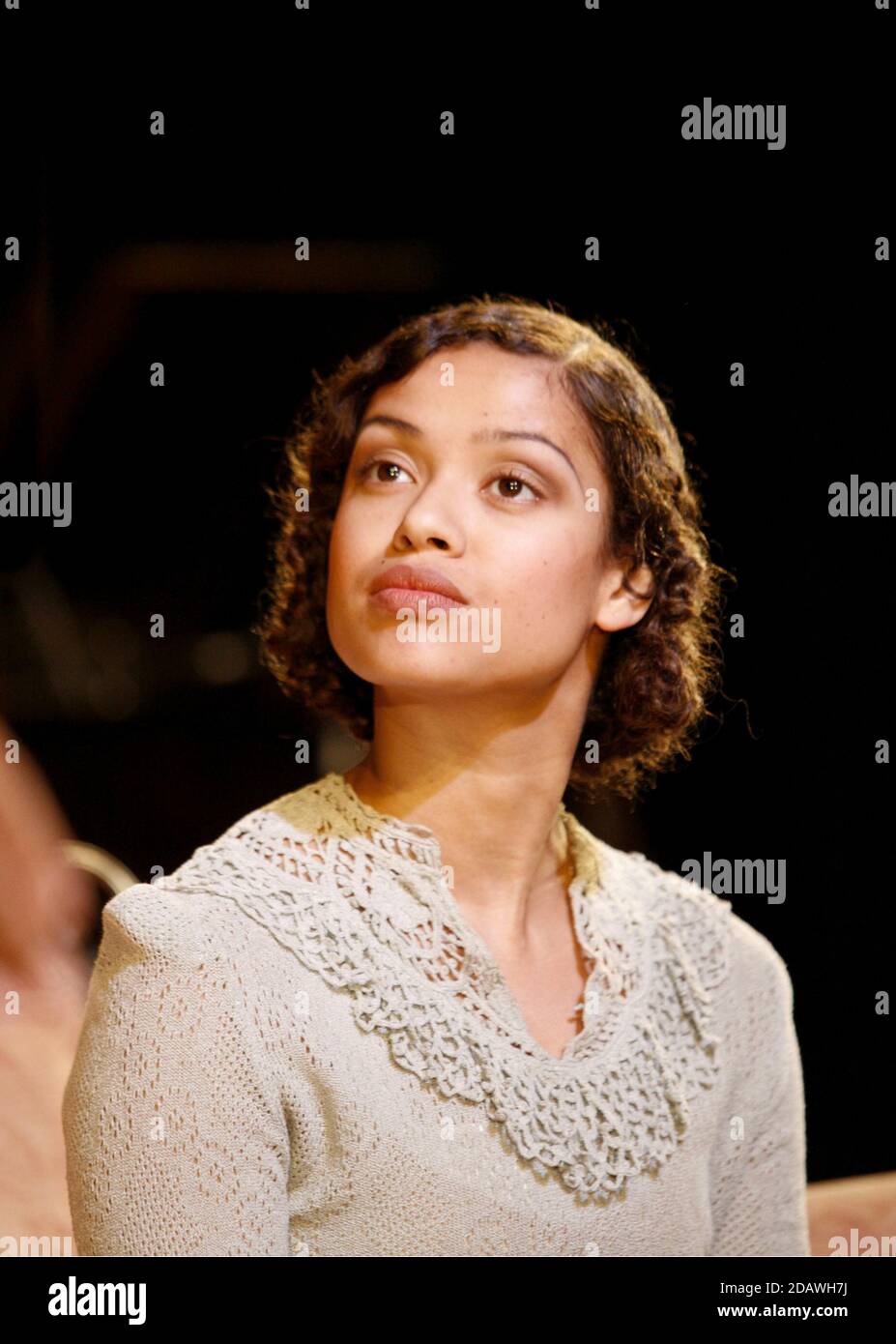 Gugu Mbatha-Raw (Wanda Mason) en GRAN NIEBLA BLANCA por Theodore Ward en el Teatro Almeida, Londres N1 17/05/2007 diseño: Jonathan Fensom iluminación: Tim Mitchell director: Michael Attenborough Foto de stock