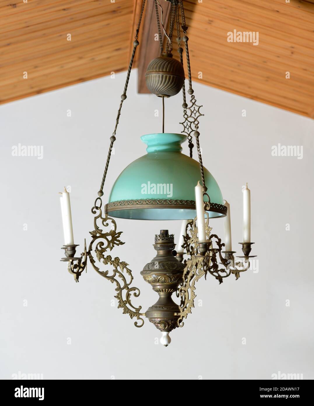 Antiguo techo de madera con lámpara de queroseno colgante antigua con velas  Fotografía de stock - Alamy