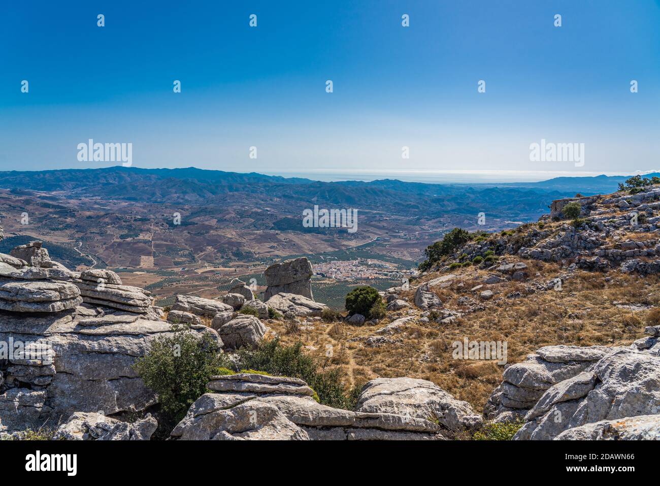 El Parque el Torcal de Antequera es conocido por sus inusuales formas de tierra y es uno de los paisajes cársticos más impresionantes. Foto de stock