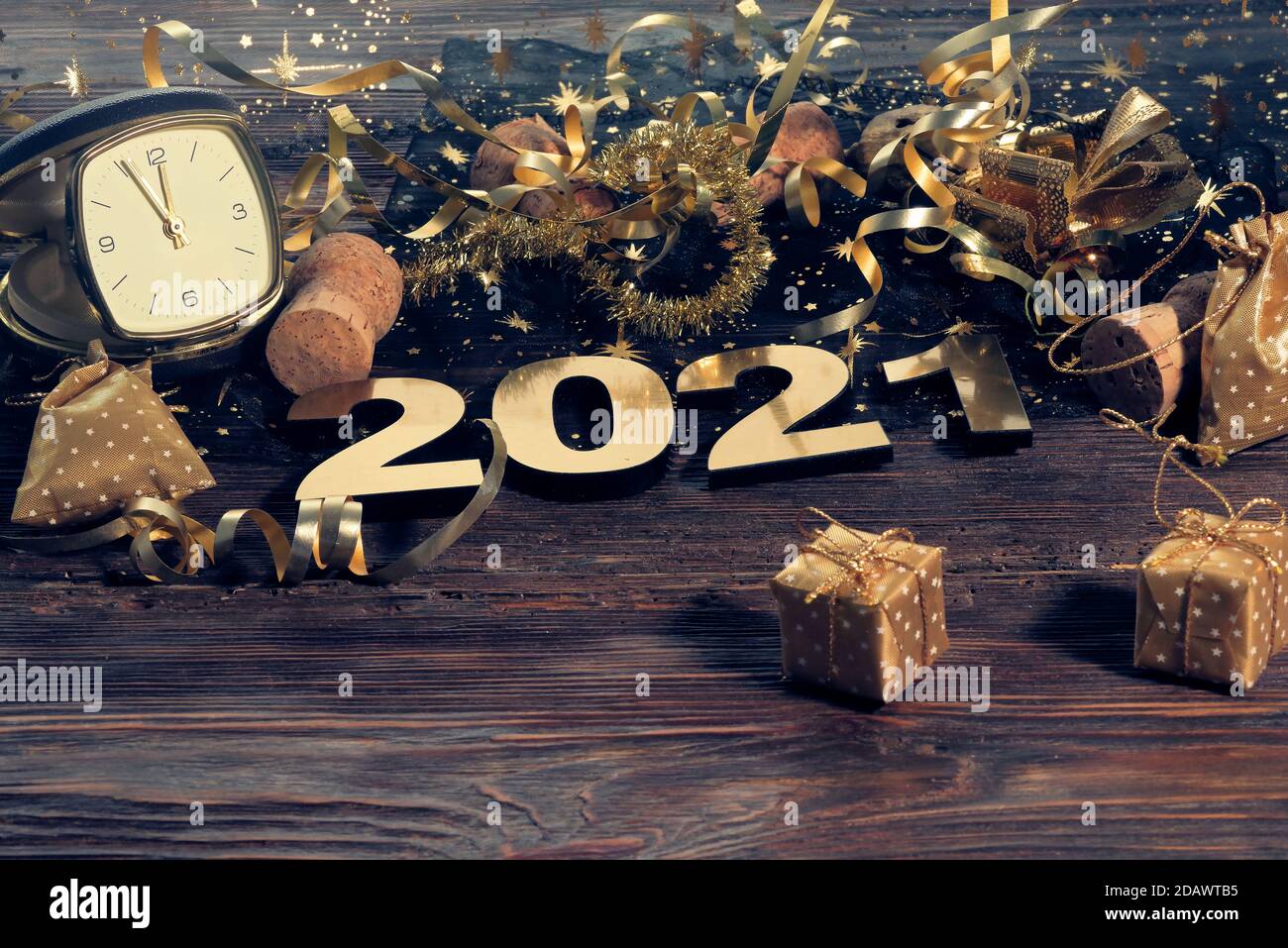 Feliz año nuevo. Símbolo del número 2021 sobre fondo abstracto Foto de stock