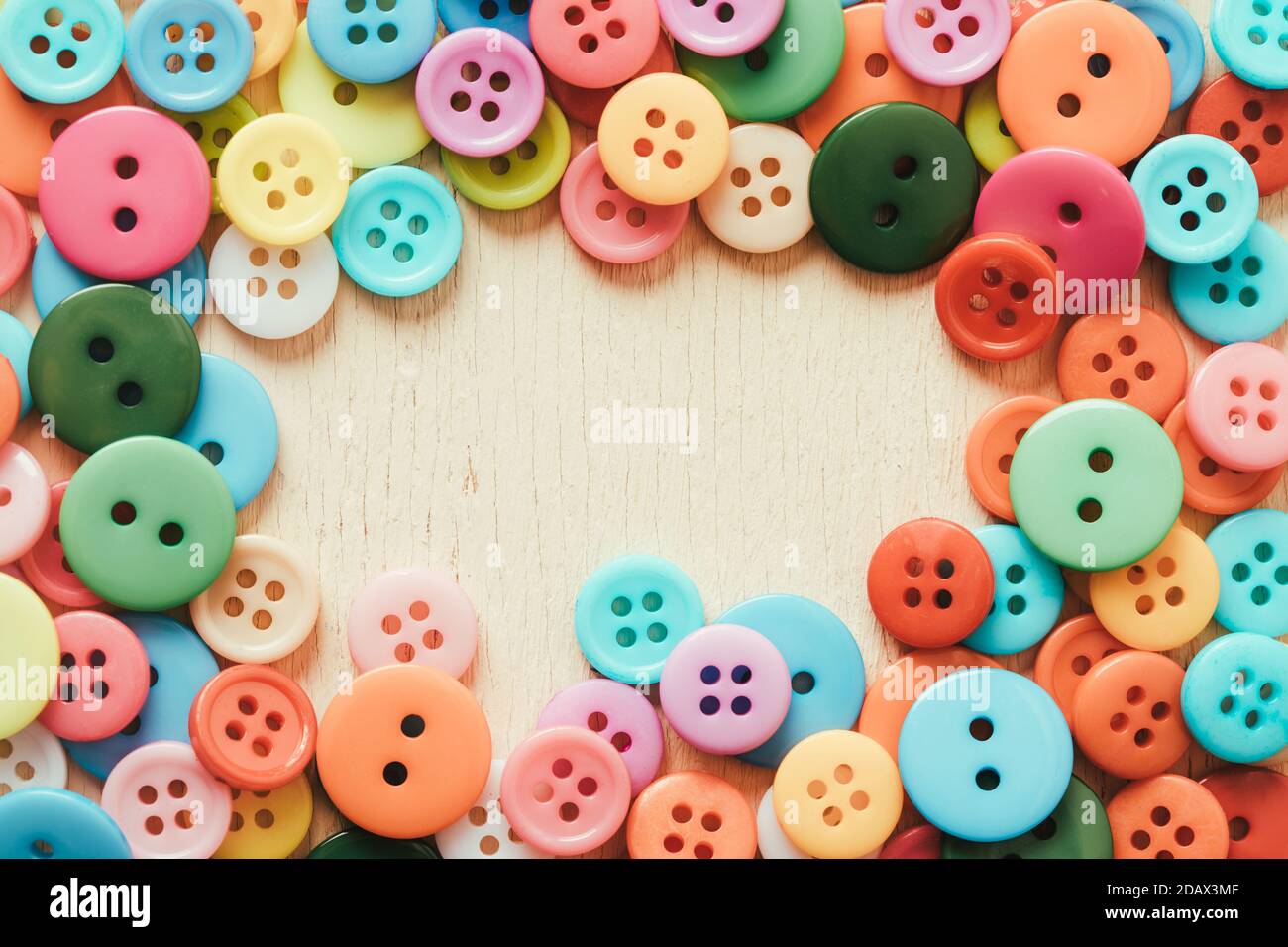 Marco hecho de botones de plástico multicolor con espacio de copia Foto de stock