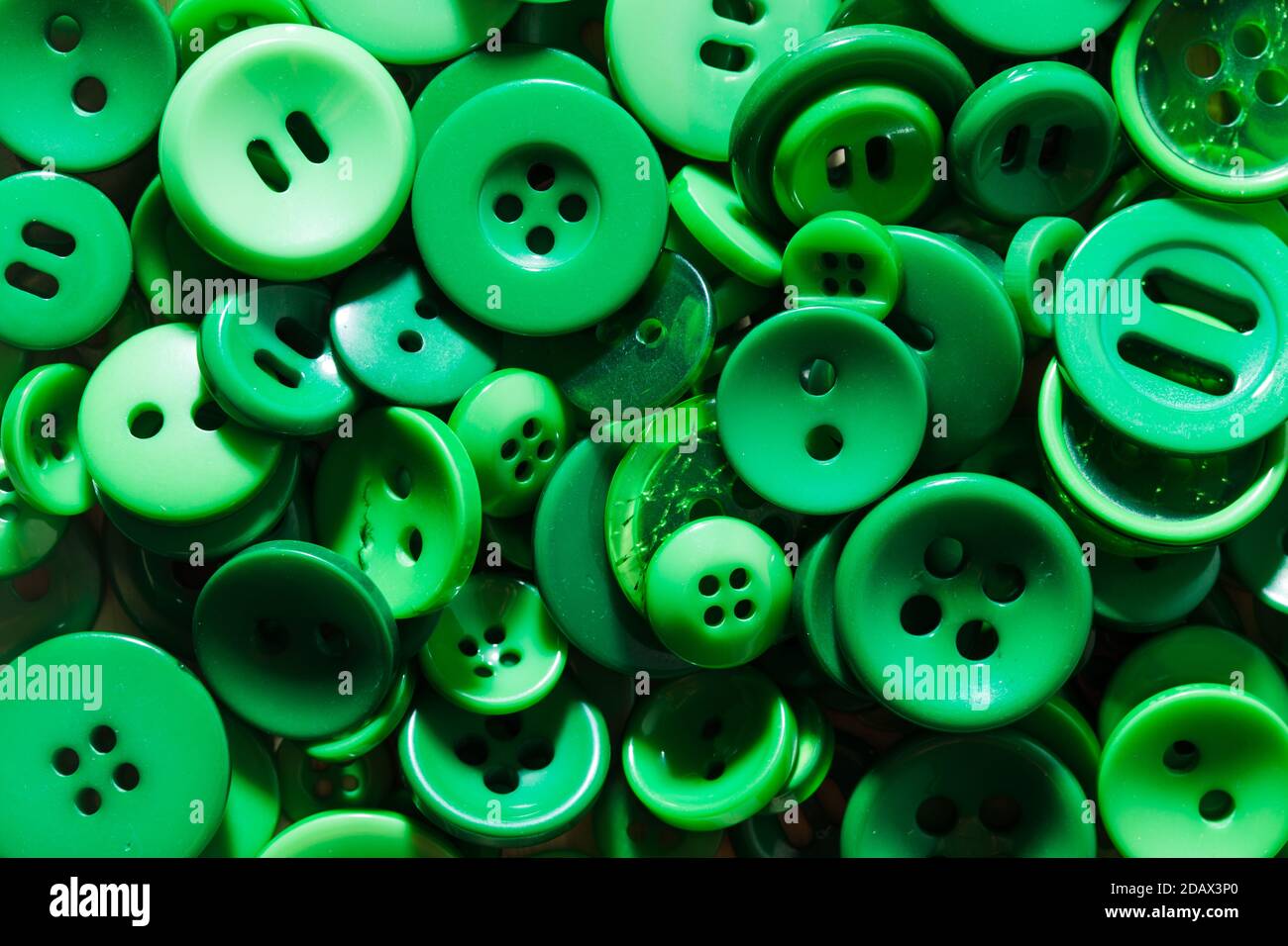 Botones de plástico verde variados. Antecedentes Foto de stock