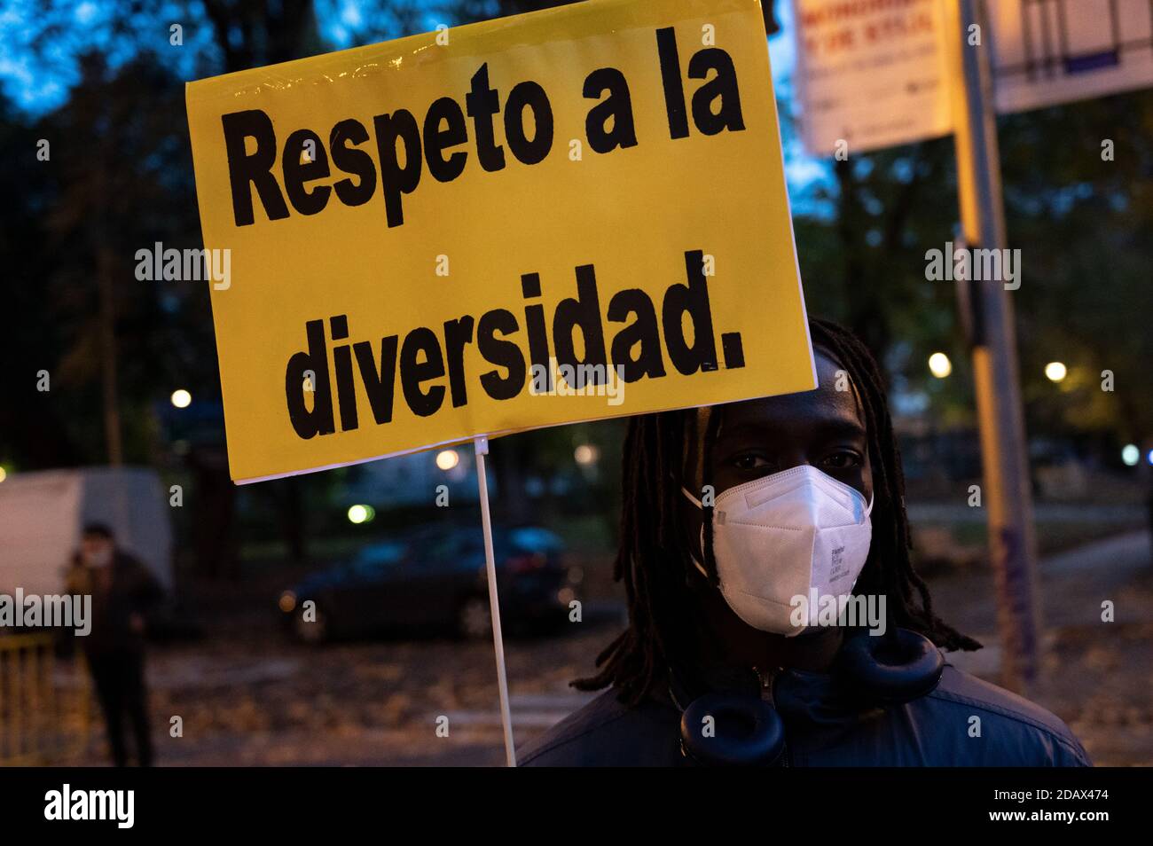 Madrid, España. 15 de noviembre de 2020. Un hombre que lleva un cartel que dice "respetar la diversidad" durante una protesta contra el racismo y la xenofobia. Crédito: Marcos del Mazo/Alamy Live News Foto de stock