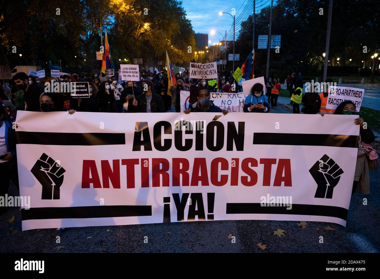 Madrid, España. 15 de noviembre de 2020. Gente que lleva una pancarta que dice "Acción antirracista ahora" durante una protesta contra el racismo y la xenofobia. Crédito: Marcos del Mazo/Alamy Live News Foto de stock