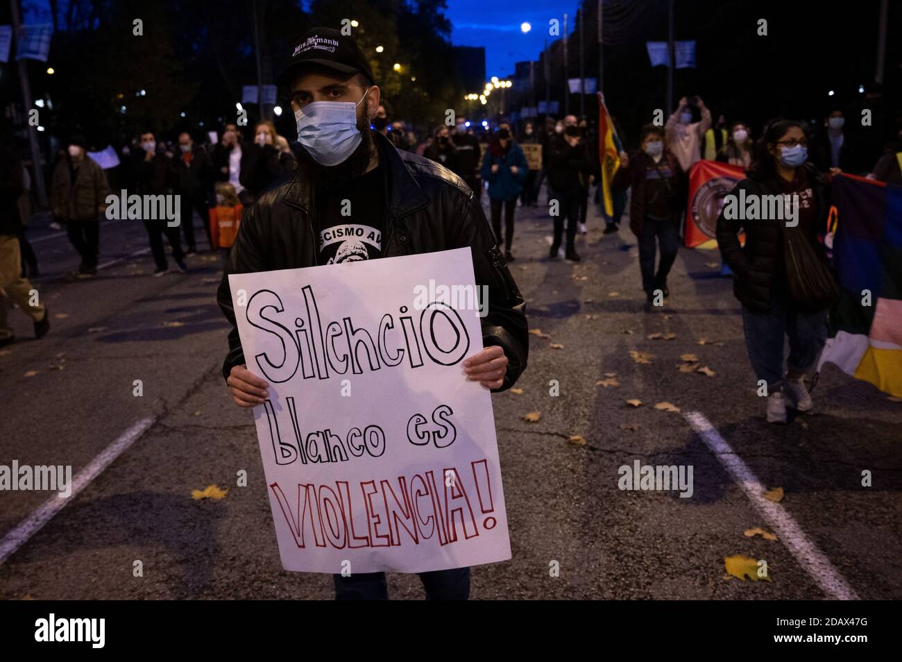 Madrid, España. 15 de noviembre de 2020. Un hombre que lleva un cartel que dice "la ciencia blanca es violencia" durante una protesta contra el racismo y la xenofobia. Crédito: Marcos del Mazo/Alamy Live News Foto de stock