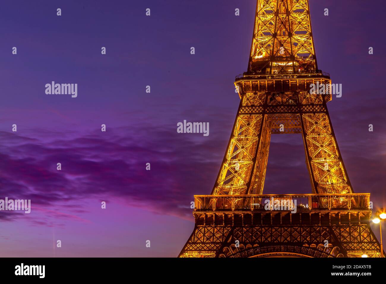 Torre Eiffel Durante El Anochecer El Monumento Más Famoso De París Francia Y Uno De Los 