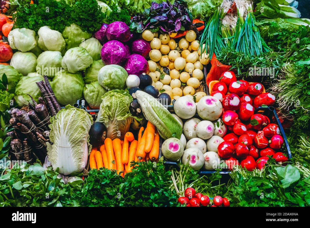 Fondo de verduras frescas, hierbas y frutas en el mostrador del