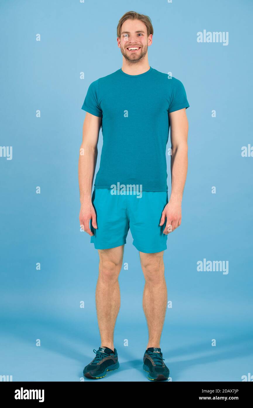 Hombre feliz en ropa deportiva. Athletic hombre feliz sonriente en ropa  deportiva. El deporte es lo que usted lo hace. Hacer que su cuerpo feliz,  hacer más ejercicio Fotografía de stock -