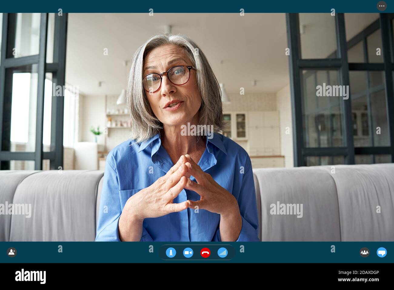 Mujer mayor madura hablando con web cam video llamando en casa. Captura de  pantalla de la aplicación Fotografía de stock - Alamy