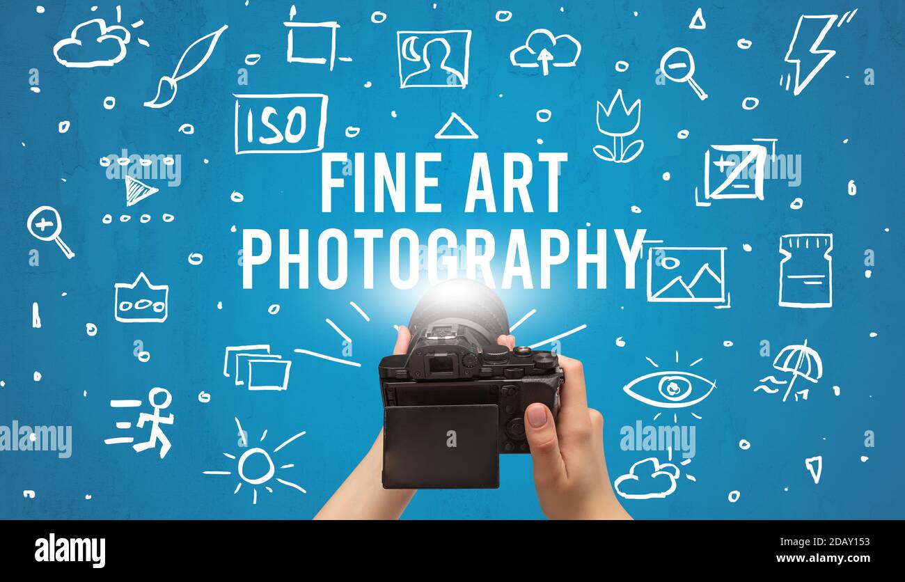 Toma de fotografías a mano con cámara digital e inscripción DE FOTOGRAFÍA DE ARTE, concepto de ajustes de cámara Foto de stock