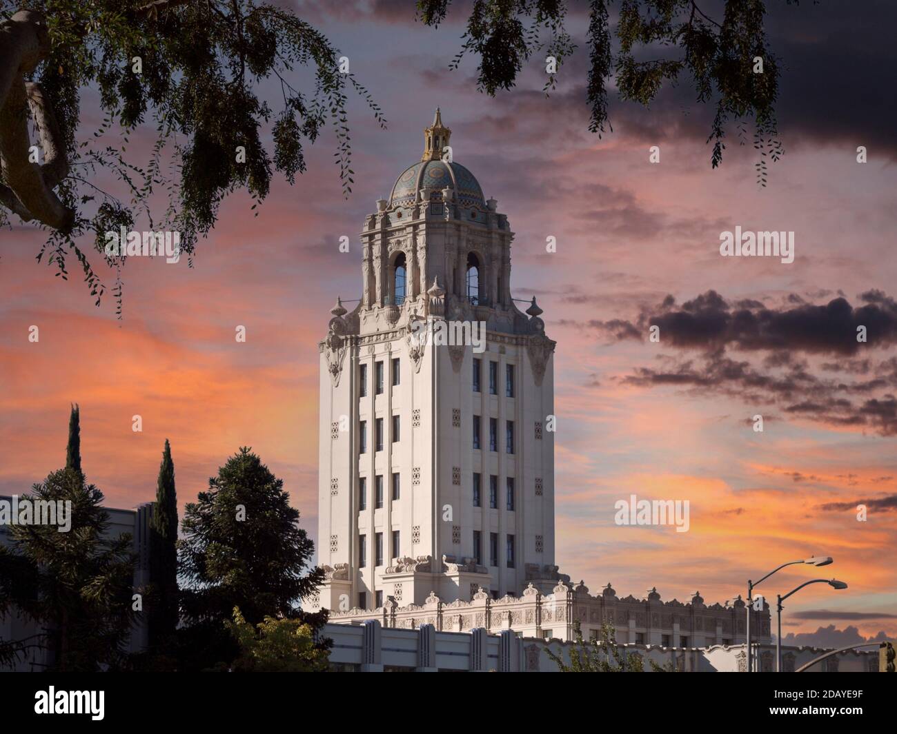 Edificio del Ayuntamiento de Beverly Hills con cielo al atardecer. Foto de stock
