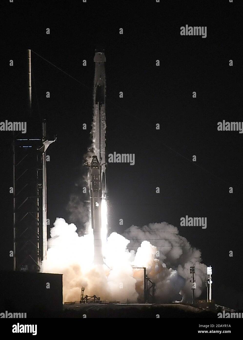 15 de noviembre de 2020 - Cabo Cañaveral, Florida, Estados Unidos - un cohete SpaceX Falcon 9 que transporta la nave espacial Crew Dragon lanza desde PAD 39A en el Centro Espacial Kennedy el 15 de noviembre de 2020 en Cabo Cañaveral, Florida. La misión de la tripulación 1 está enviando a una tripulación de cuatro astronautas a la Estación Espacial Internacional. (Paul Hennessy/Alamy) Foto de stock