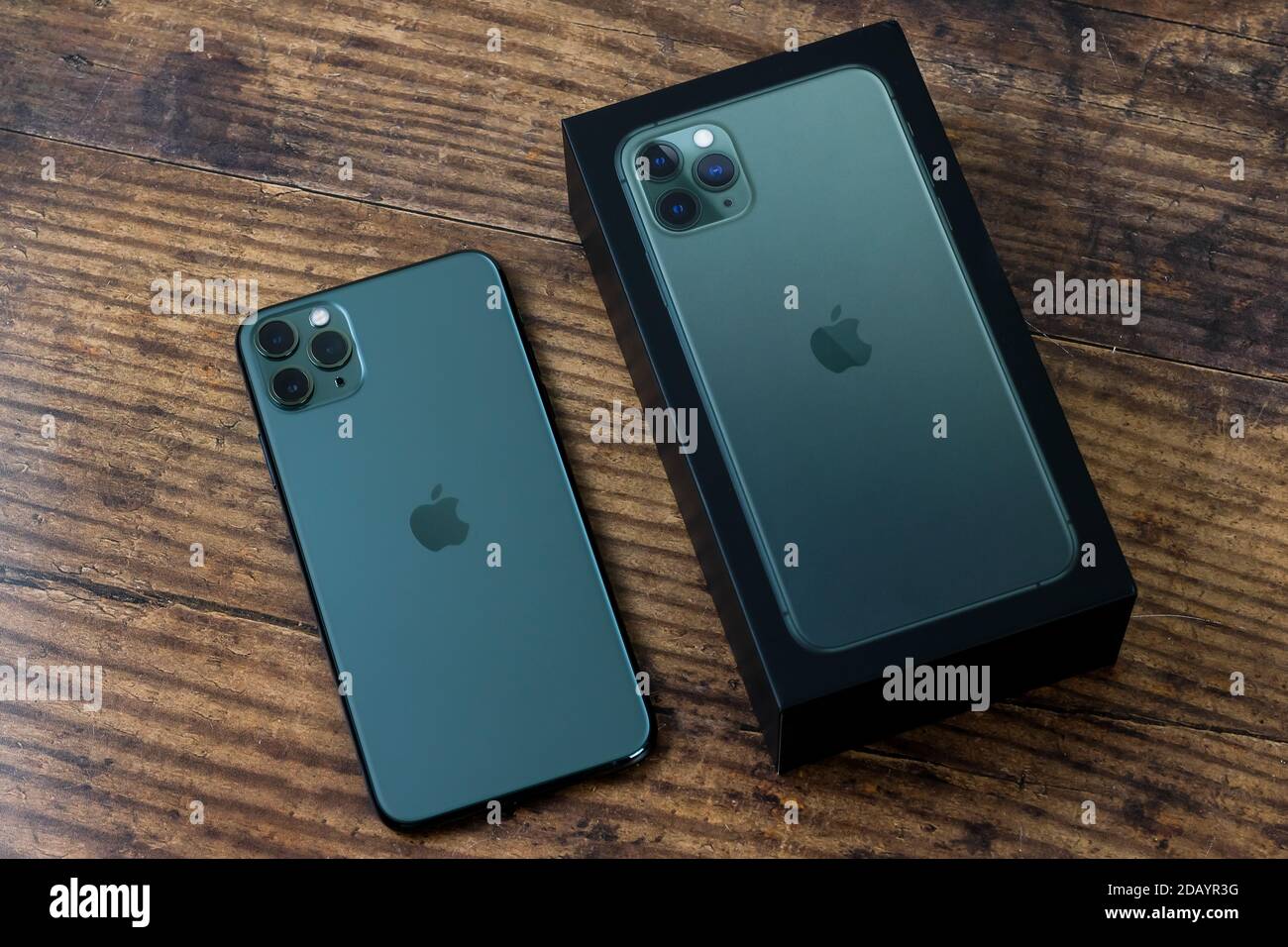 IPhone 11 Pro Max en color verde medianoche junto a su caja Fotografía de  stock - Alamy