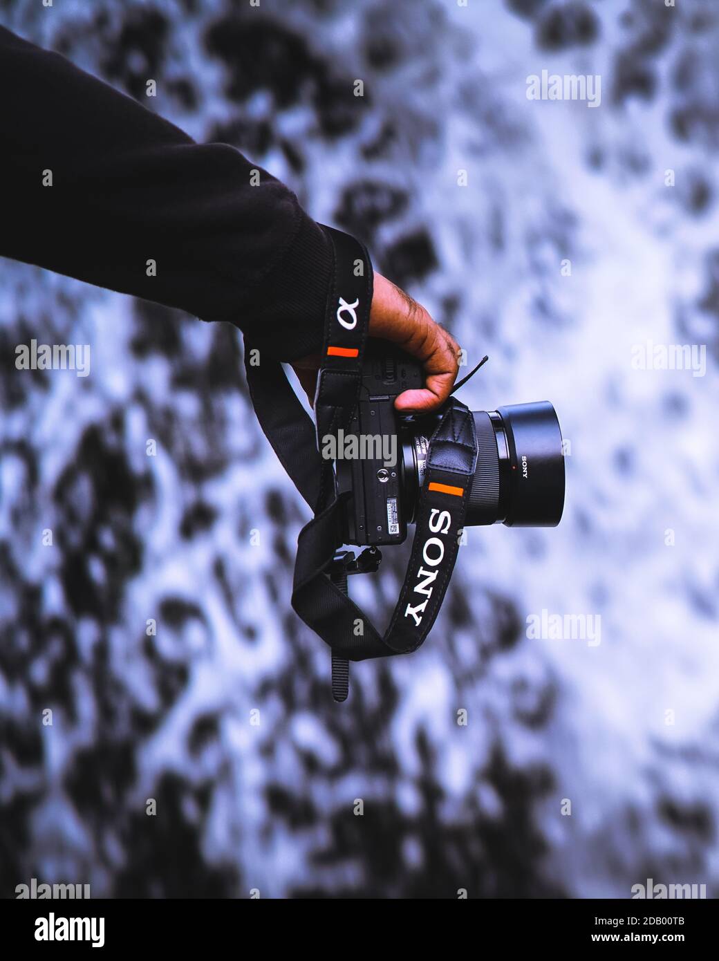 cámara apsc de sony frente al agua de las de agua Fotografía de stock - Alamy