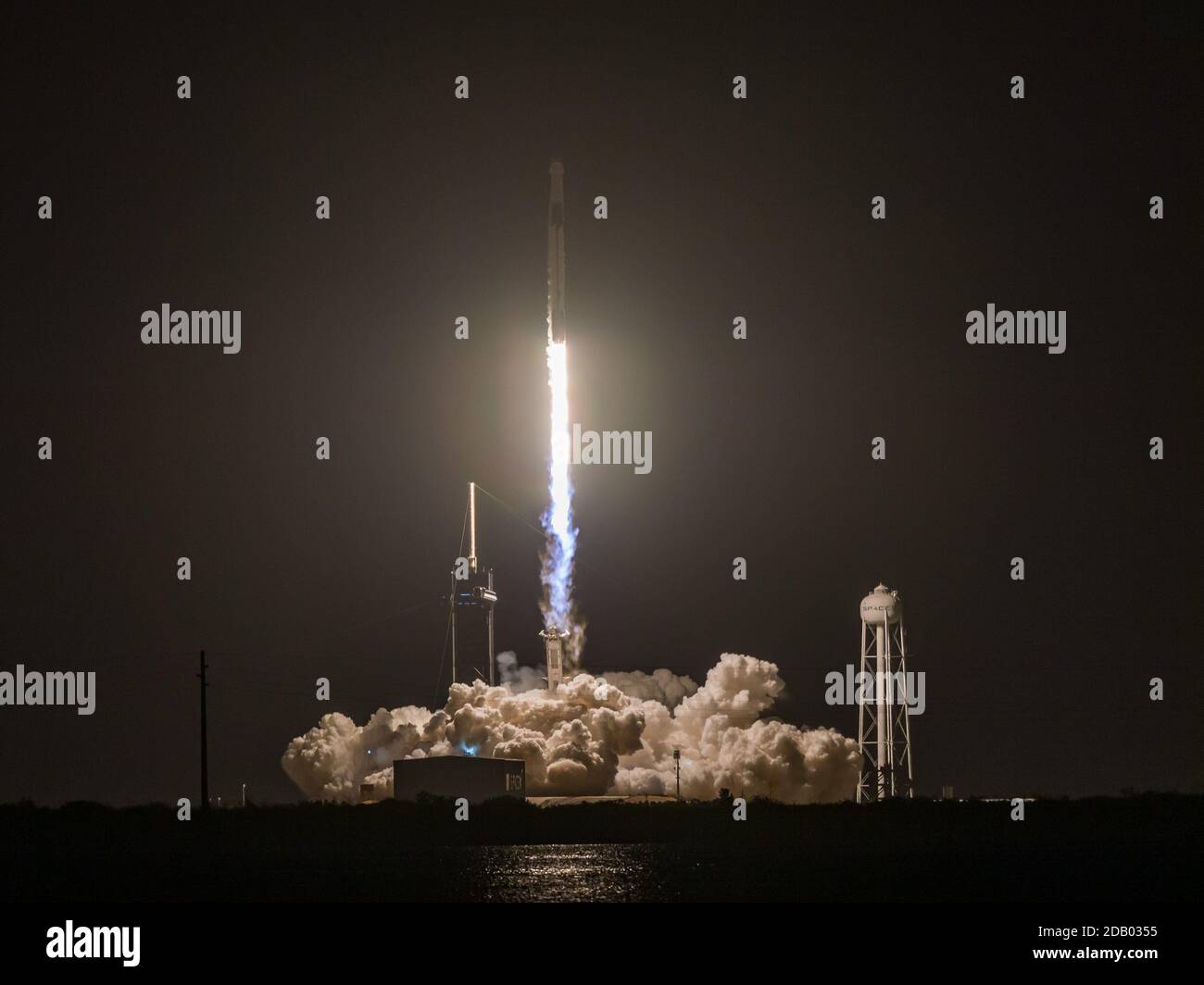 15 de noviembre de 2020: El cohete Spacex Falcon 9 con cápsula Crew Dragon se levanta del complejo de lanzamiento 39A en el Centro Espacial Kennedy para transportar a cuatro astronautas de la misión SpaceX Crew-1 a la Estación Espacial Internacional en Cabo Cañaveral, FL Romeo T Guzman/Cal Sport Media. Foto de stock