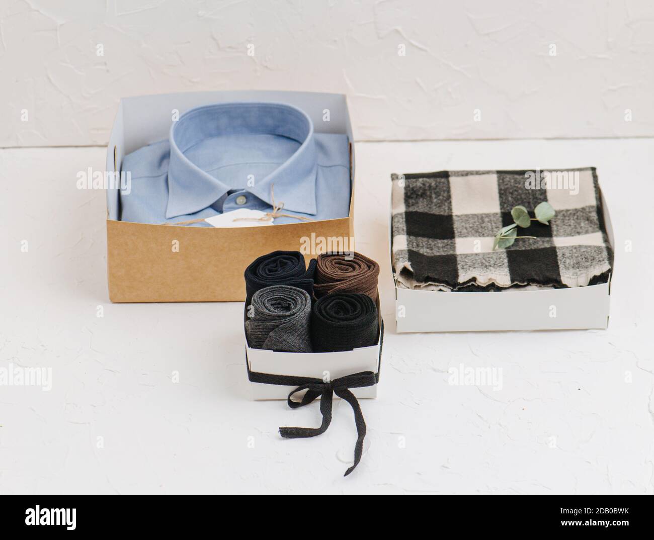 Vestido camisa, manta y calcetines enrollados, todo en cajas de base,  colocado como un regalo Fotografía de stock - Alamy