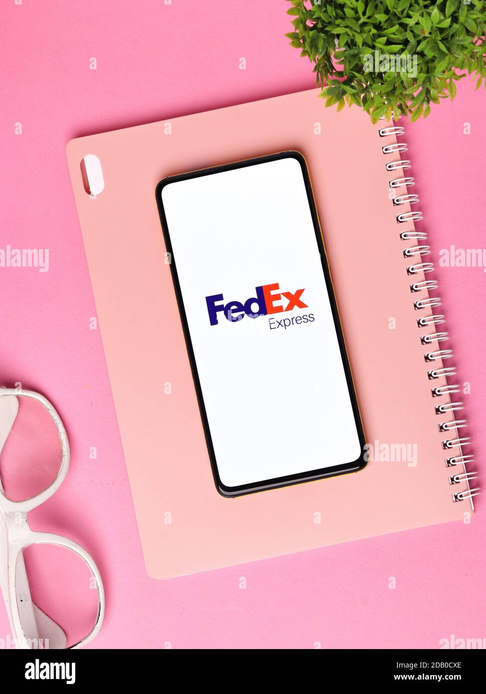Assam, india - 15 de noviembre de 2020 : logotipo de FedEx en la pantalla del teléfono imagen de stock. Foto de stock