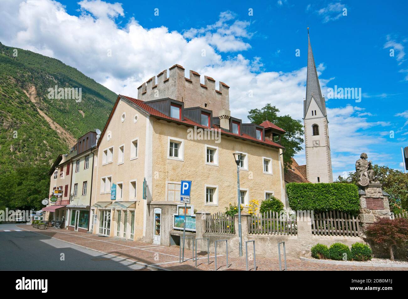 Castillo de Laces y campanario de la iglesia de San Pedro e Paolo, Valle de Venosta (Vinschgau), Bolzano, Trentino-Alto Adige, Italia Foto de stock