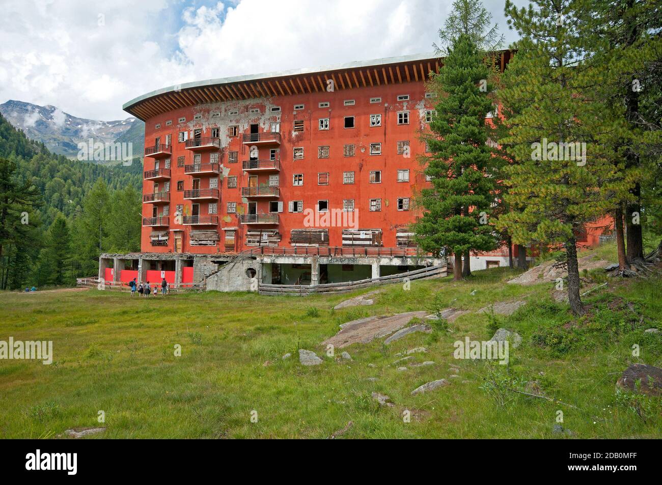 Ruinas del Hotel Paradiso en el Valle de Martell (Martelltal), Bolzano, Trentino-Alto Adige, Italia Foto de stock