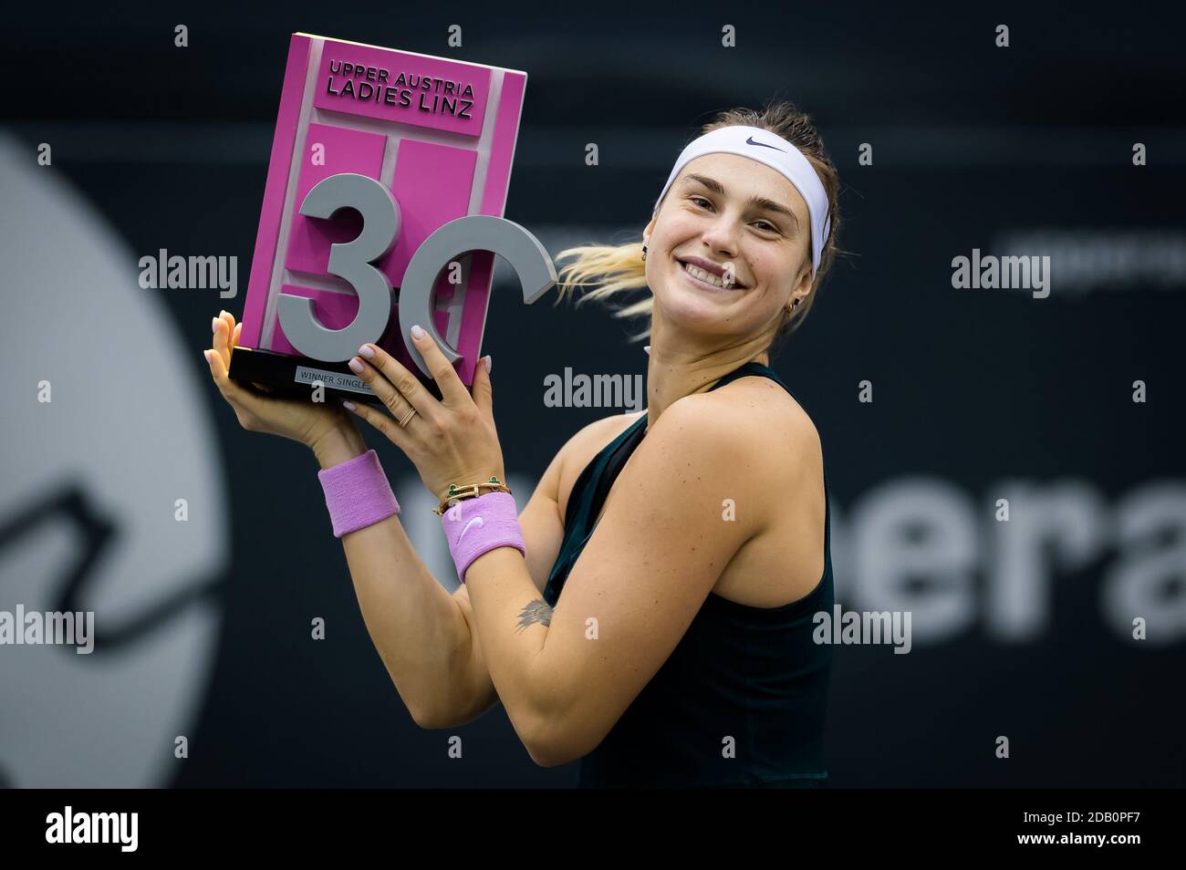 Aryna Sabalenka de Bielorrusia posa con el trofeo de campeones de Las 2020 Alta Austria Ladies Linz WTA Internacional de tenis nombre turístico / LM Foto de stock