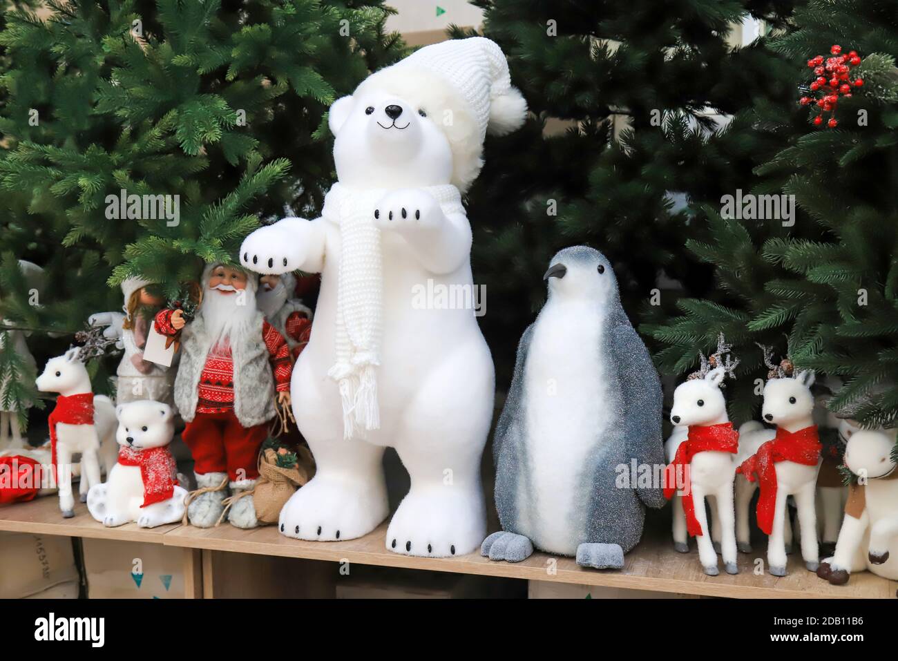 Juguetes y decoraciones de Navidad y año Nuevo en la tienda. Divertido oso  polar hermoso, pingüino, renos, Santa Claus, muñecas en el supermercado,  árbol de Navidad Fotografía de stock - Alamy