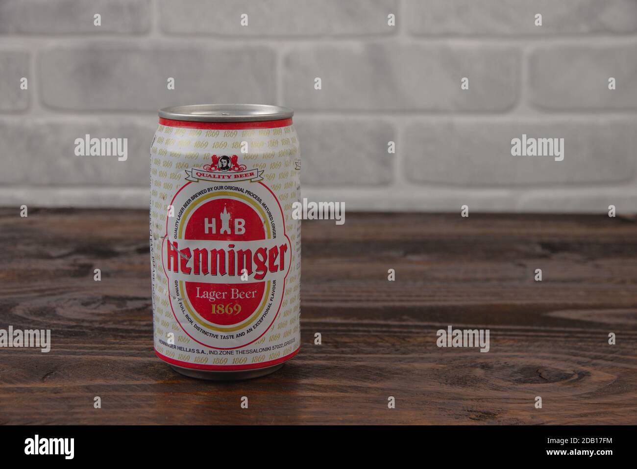 Una vieja lata de aluminio de cerveza Henninger contra el ladrillo pared Foto de stock