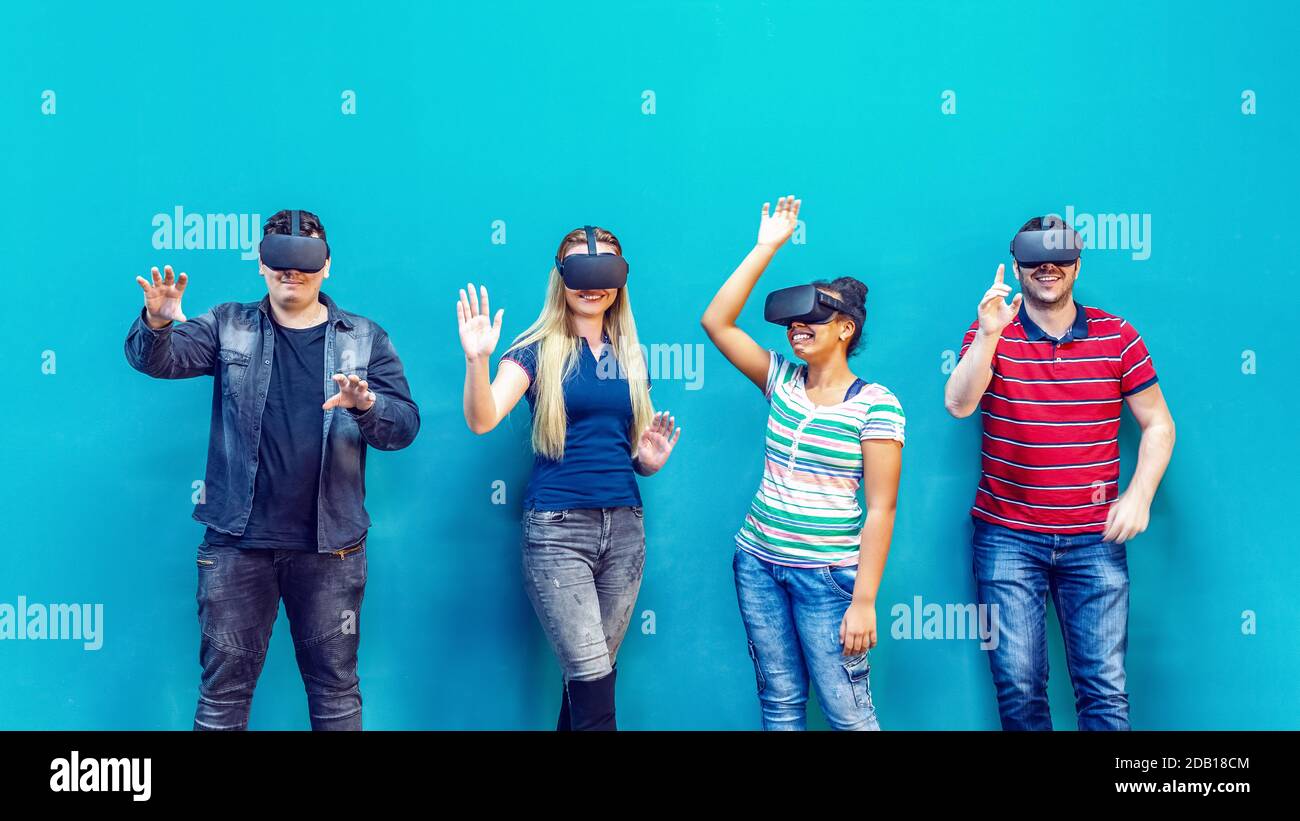 Grupo de amigos multiétnicos utilizando la nueva tecnología jugando en vr gafas de interior Foto de stock