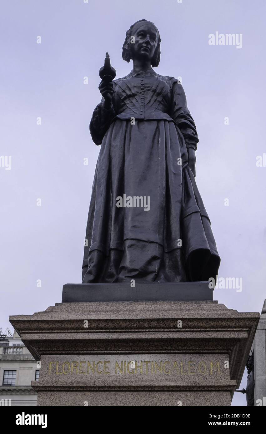 LONDRES, REINO UNIDO - 03 de febrero de 2016: Una escultura de Florence Nightingale que forma parte del Memorial de la Guerra de Crimea en Waterloo Place. Foto de stock