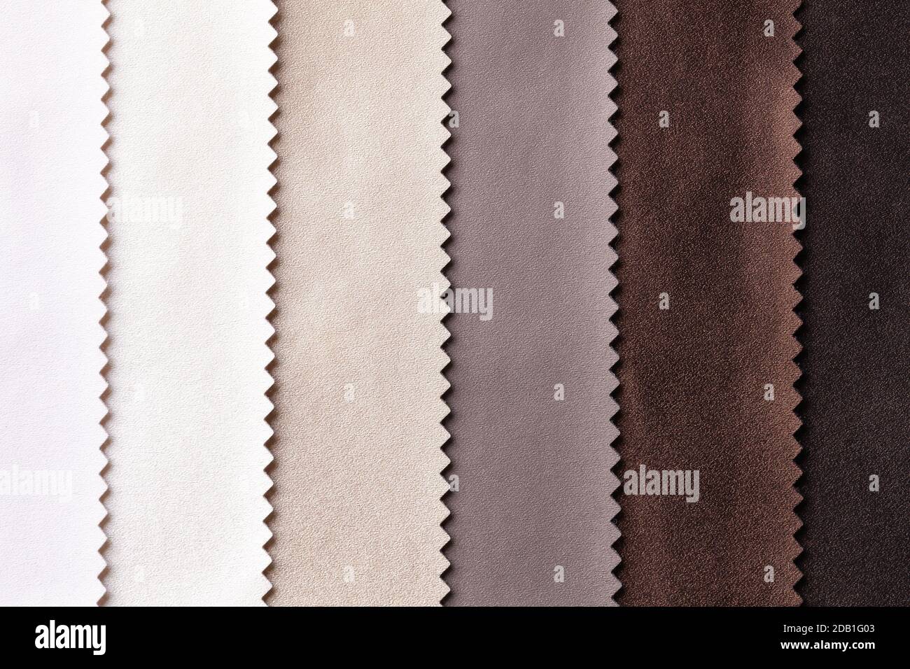 Muestra de cuero textil marrón y beige colores, fondo. Catálogo y  tonalidades de tela interior para muebles, primer plano. Colección de  multic Fotografía de stock - Alamy