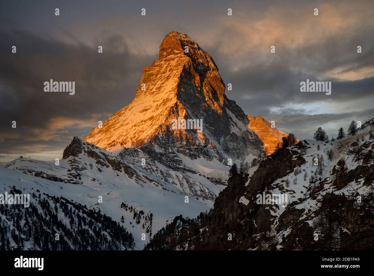 Vista panorámica del amanecer de Matterhorn, una de las montañas suizas más  famosas e icónicas, Zermatt, Valais, Suiza Fotografía de stock - Alamy