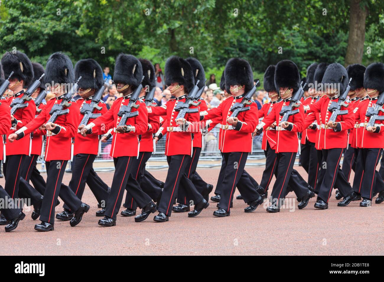 Guardias y tropas de la División de la Casa marchan durante Trooping the Color, el desfile de cumpleaños de la reina en el centro comercial, Londres, Reino Unido Foto de stock