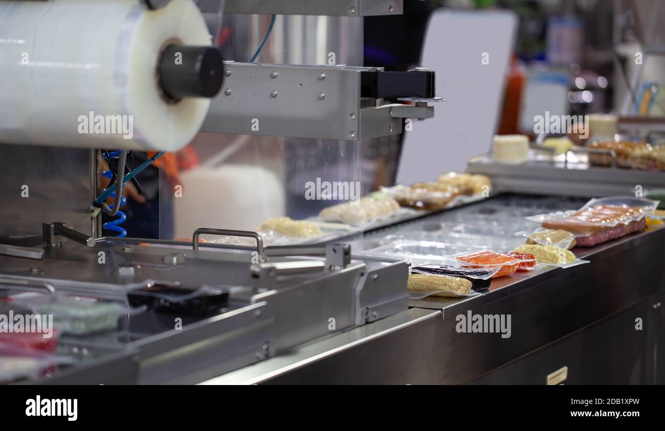 Procesamiento de envases de bola de carne y salchicha en alimentos máquina  selladora de envases al vacío en la fábrica industrial de alimentos  Fotografía de stock - Alamy