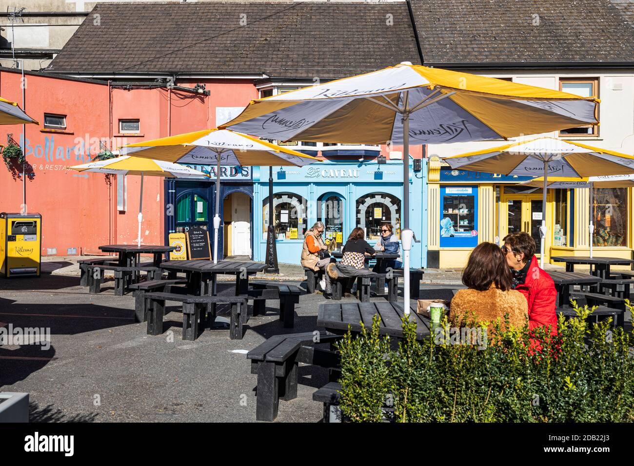 Market Yard cafés fuera de la zona de estar en un soleado día de verano, Kilkenny, Condado de Kilkenny, Irlanda Foto de stock